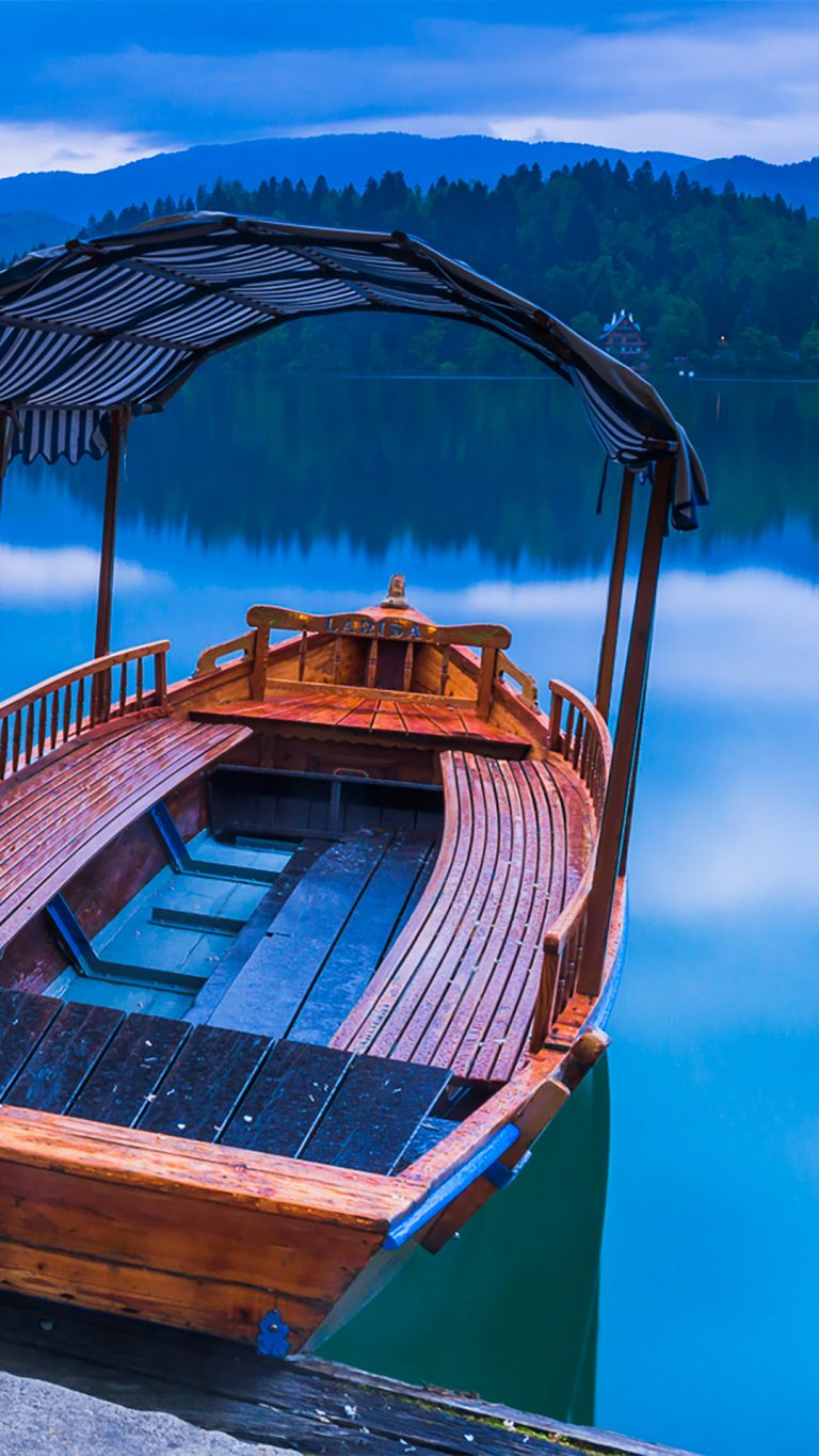 Pletna rowing boat on Lake Bled, Gorenjska, Upper Carniola Region, Slovenia Windows Spotlight