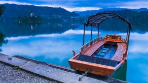 Pletna rowing boat on Lake Bled, Gorenjska, Upper Carniola Region, Slovenia db23c7c78dd6b829b62687c4605d447e