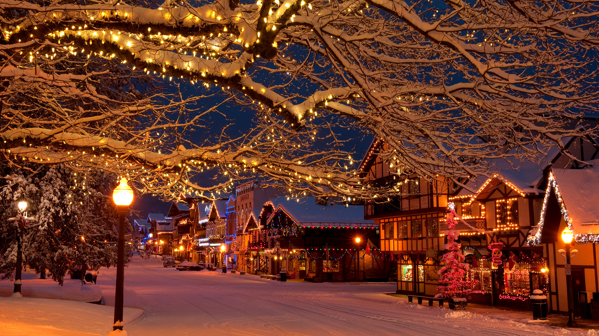 Đắm mình trong không gian Giáng Sinh rực rỡ của Làng Bavarian cổ kính. Với những mái nhà đậm chất truyền thống, ánh đèn lung linh cùng tuyết phủ trắng xóa, bức tường hình nền Giáng Sinh chỉ cho bạn cảm giác tươi vui và không khí lễ hội vào mỗi ngày.