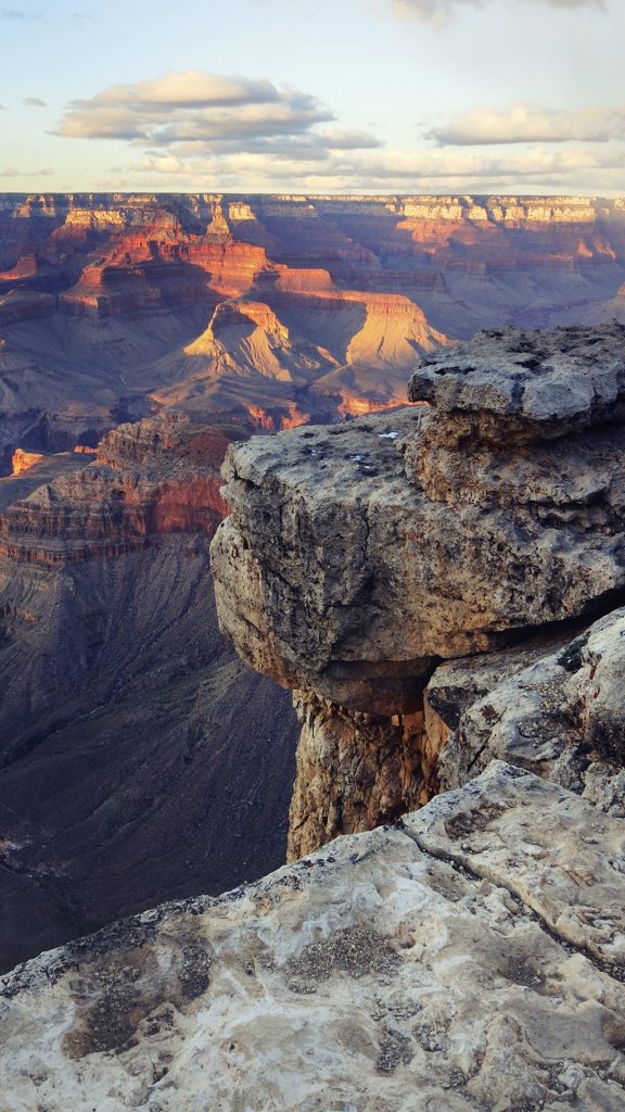 Big clouds above the Grand Canyon, Arizona, USA | Windows 10 Spotlight