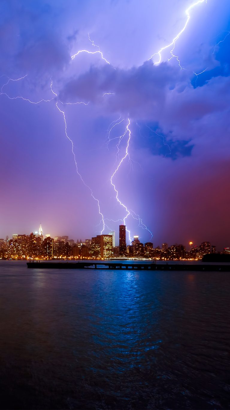 Lightning strike over New York City skyline | Windows 10 Spotlight Images