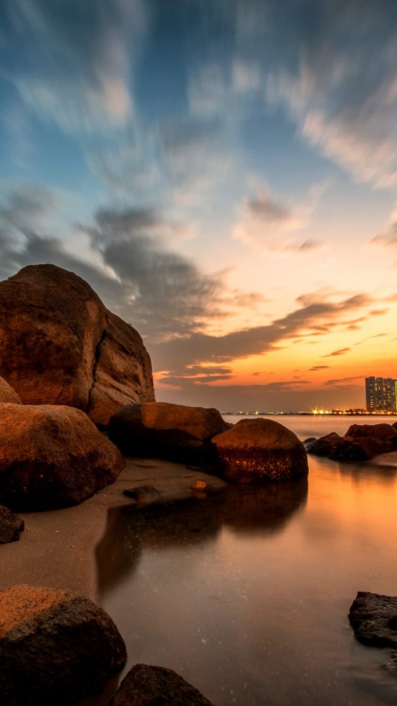 Shoreline afterglow, Tuen Mun, Hong Kong | Windows 10 Spotlight Images