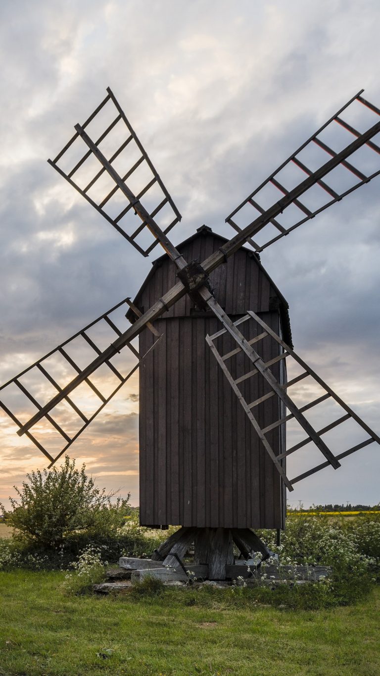 Windmill at sunset, Öland, Sweden | Windows 10 Spotlight Images