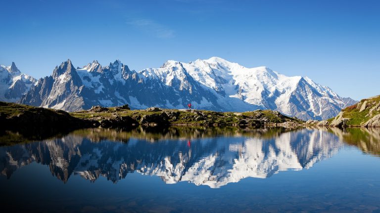 View of Tasman river with iceberg at Mount Cook (Aoraki), New Zealand ...