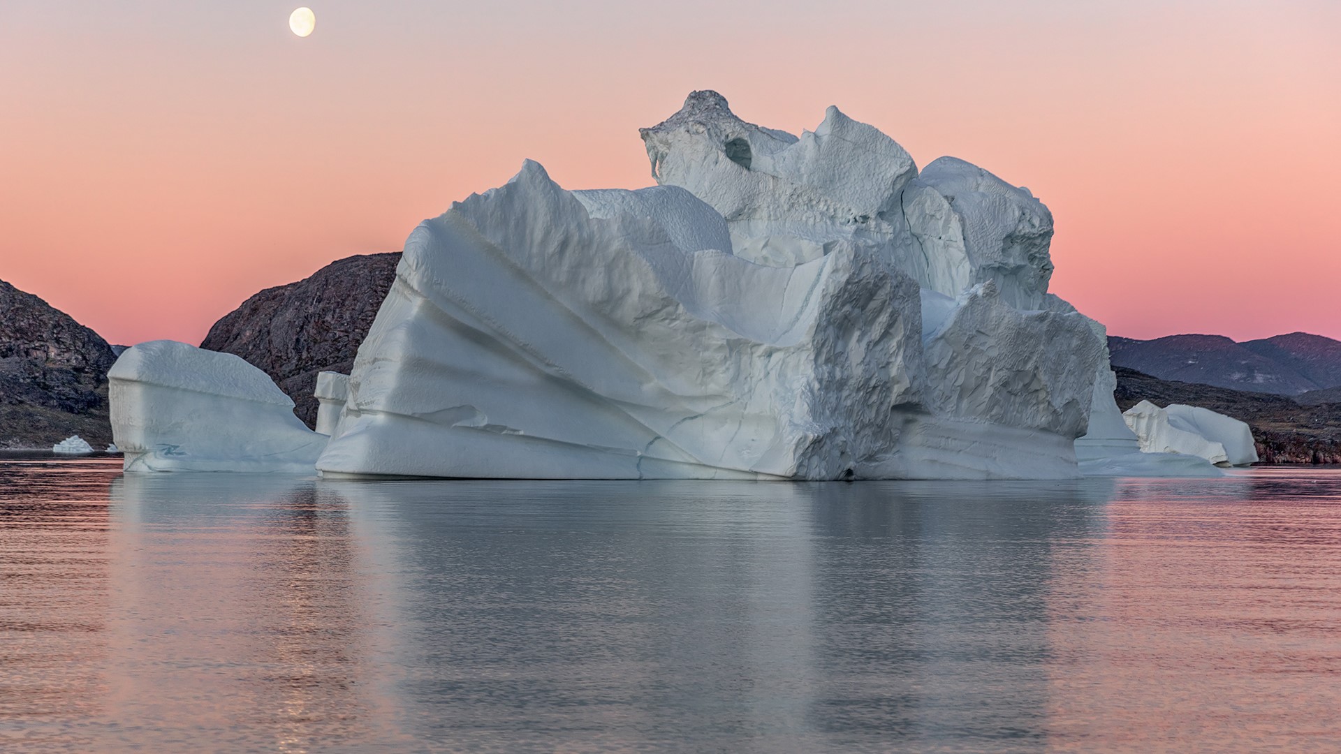 Huge icebergs from Jakobshavn glacier in the Disko Bay, West Greenland ...