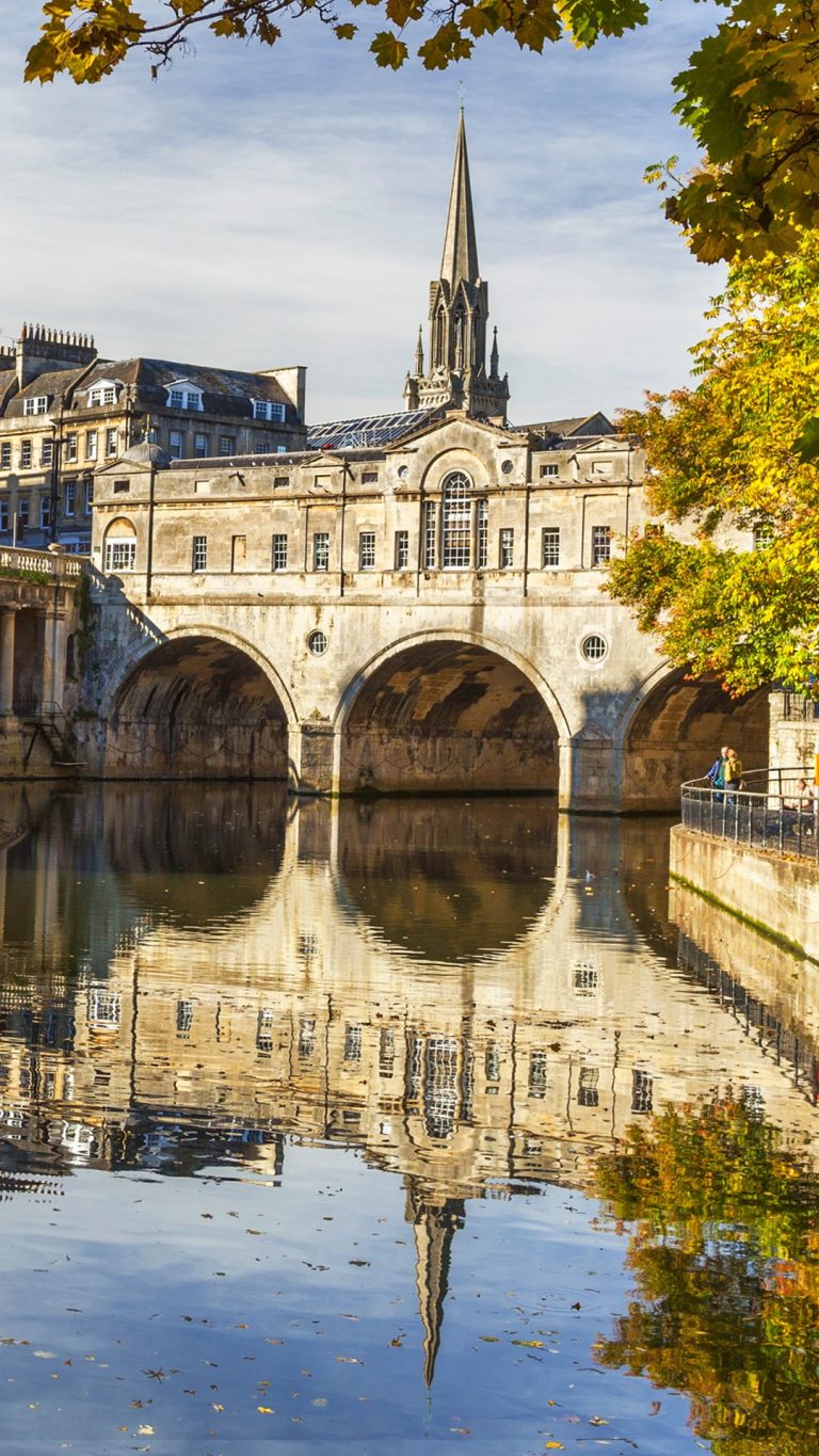 Pulteney Bridge reflected in the River Avon, Bath, Somerset, England ...