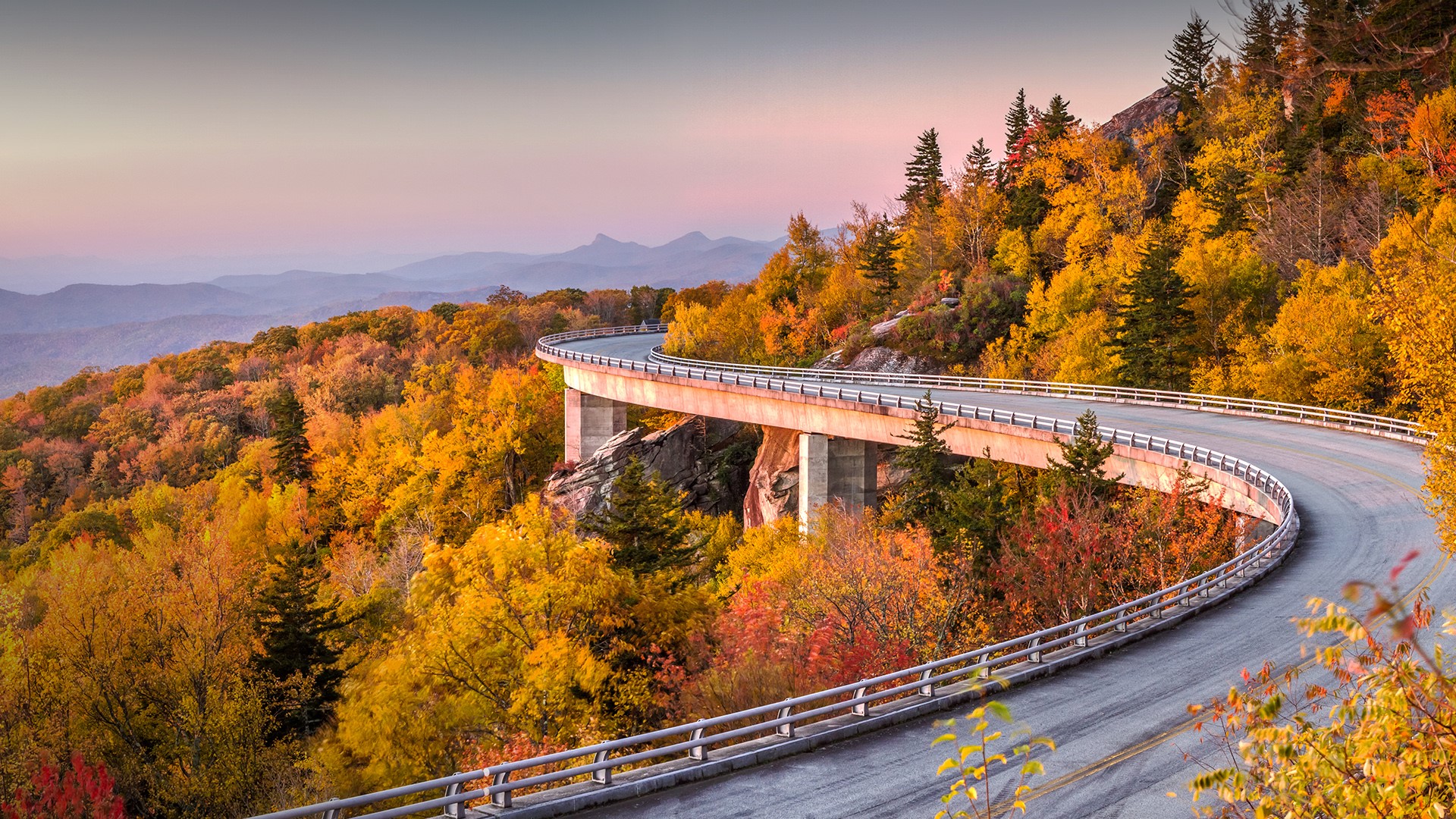Dawn on the Blue Ridge Parkway in peak autumn colours, North Carolina