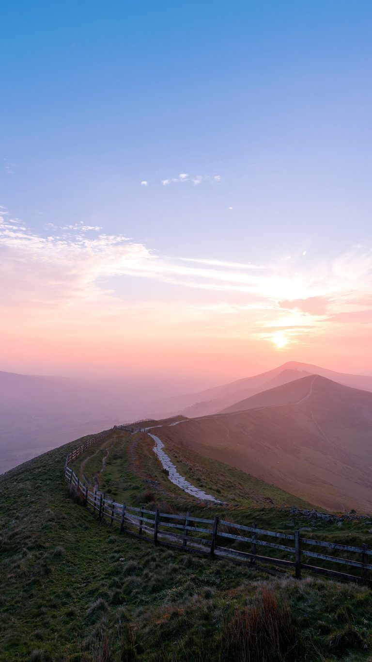 The Great Ridge at sunrise, Peak District National Park, England, UK | Windows 10