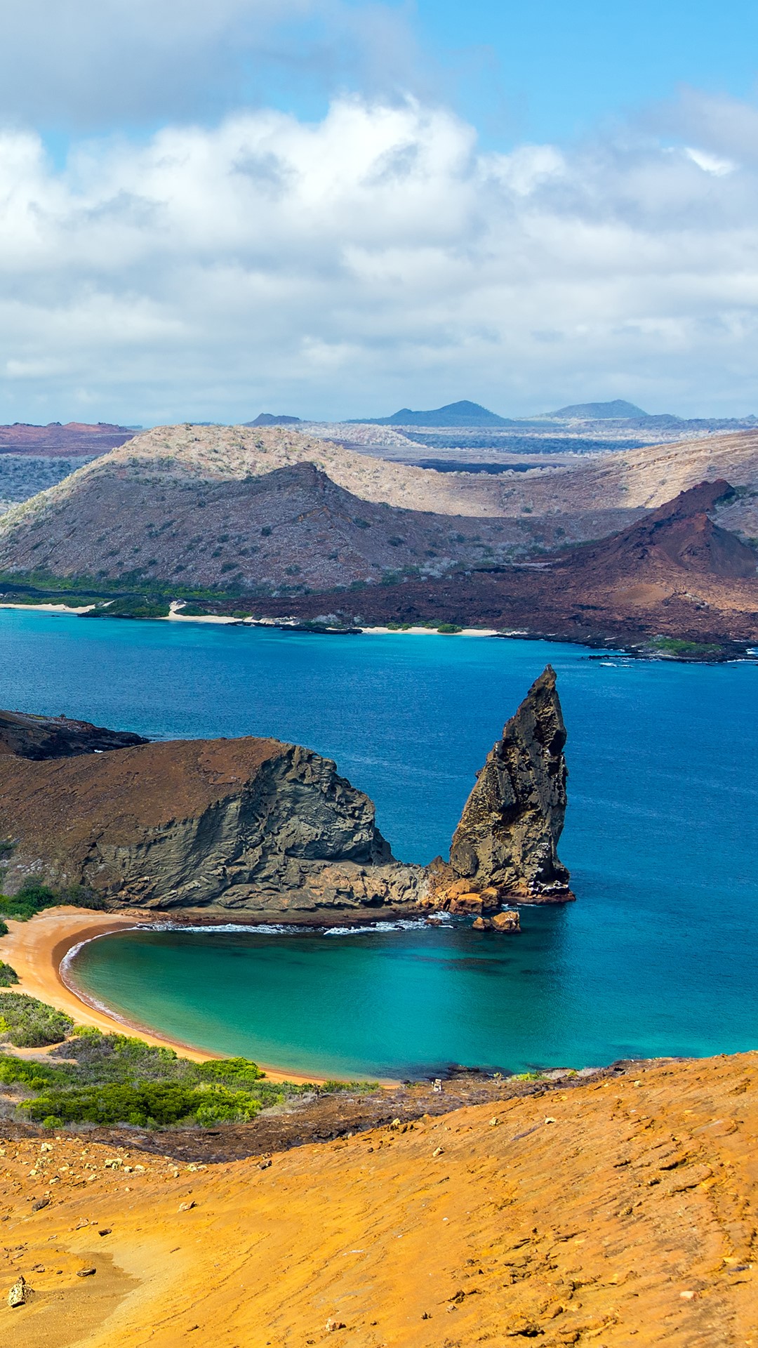 Two beaches and mountain on Bartolomé Island in the Galápagos Islands ...