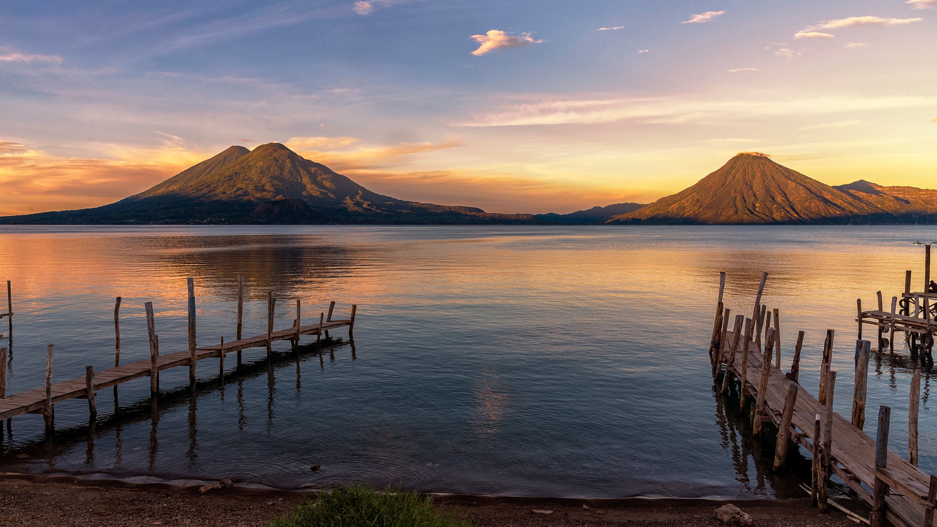 Lake Atitlán at sunrise, Panajachel, Guatemala | Windows Spotlight Images