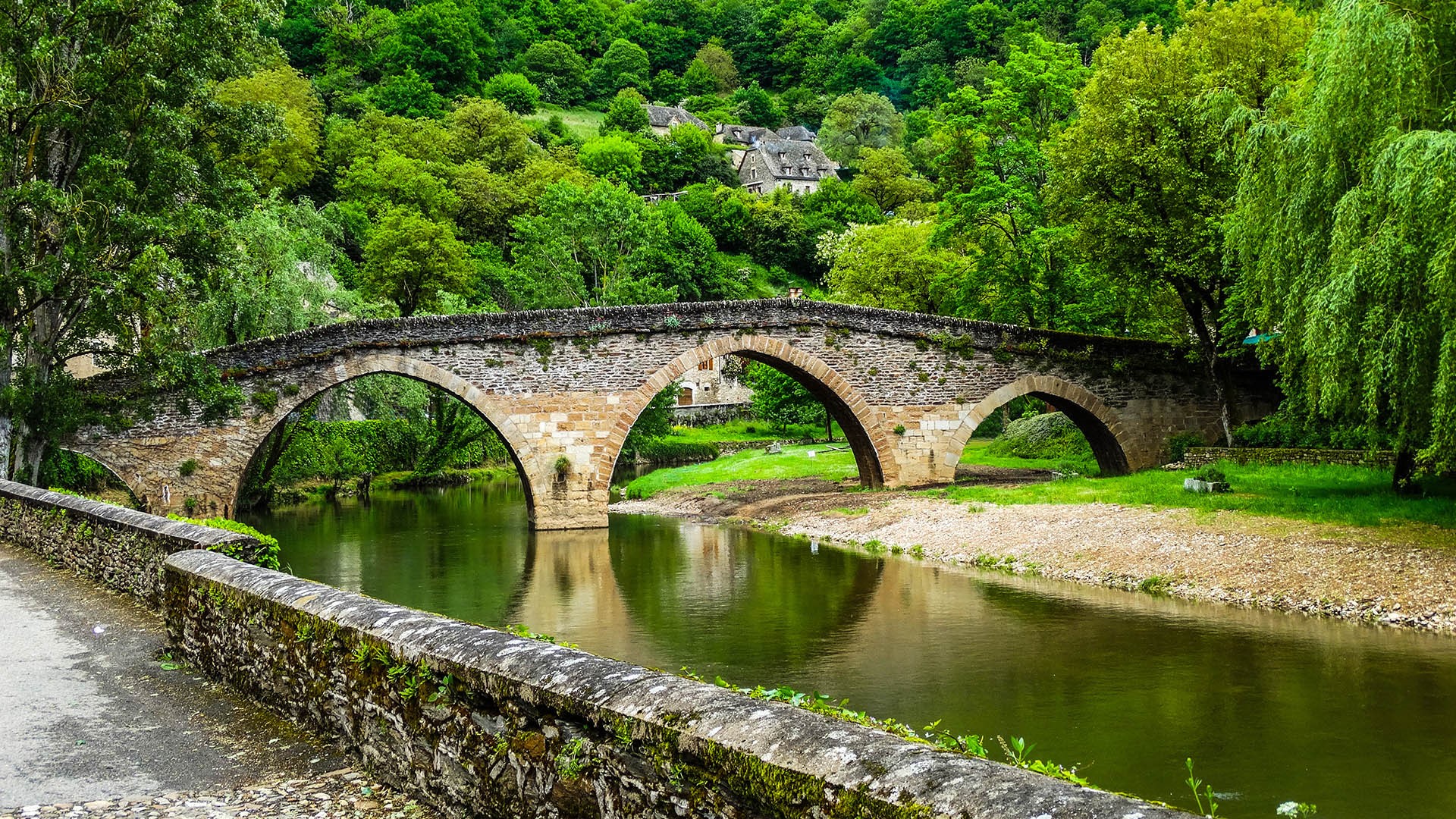 Италия каменный мост. Франция мост Белькастель. Белькастель, Аверон, Франция. Мост Солкан Словения. Средневековый каменный мост.