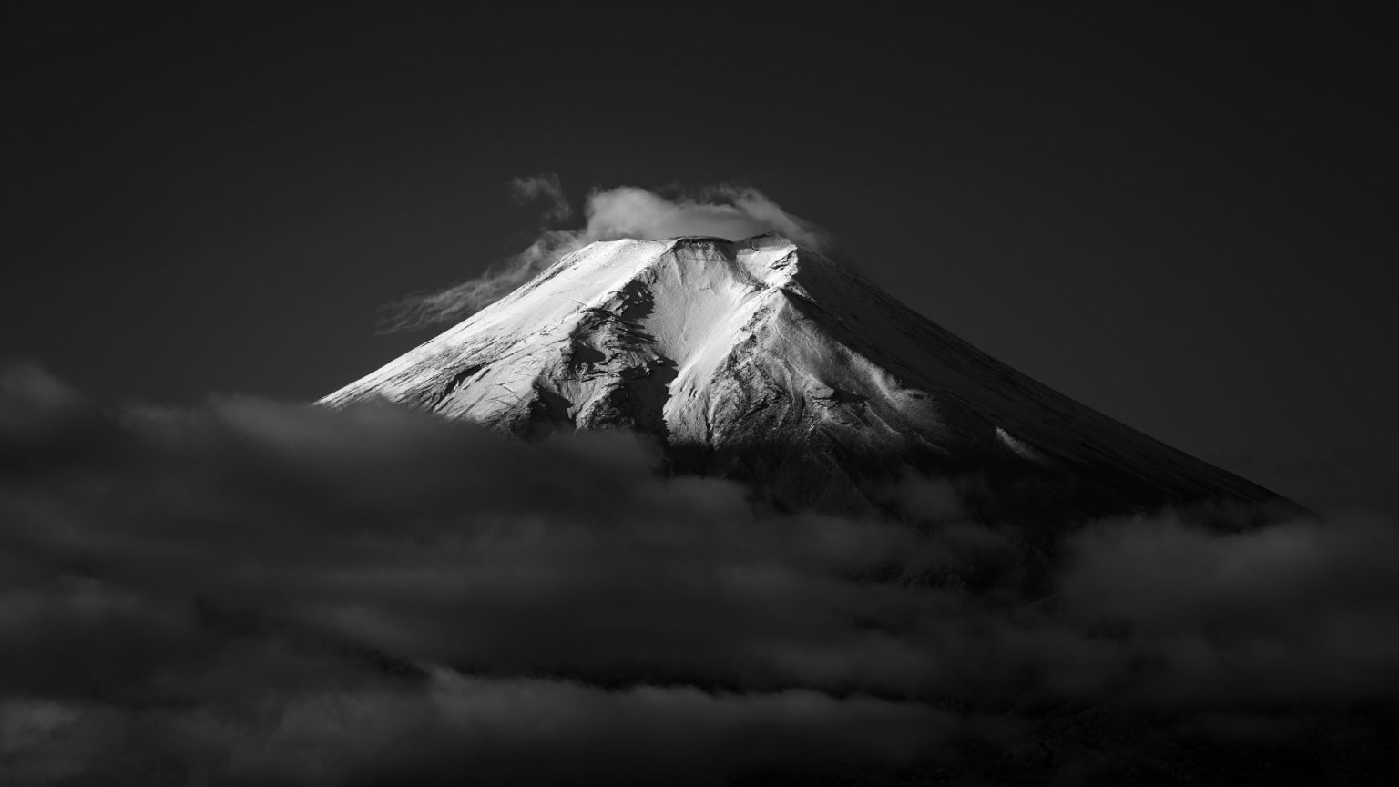 Virgin snow cap, Fuji just got snow, Fujiyoshida, Yamanashi, Japan ...