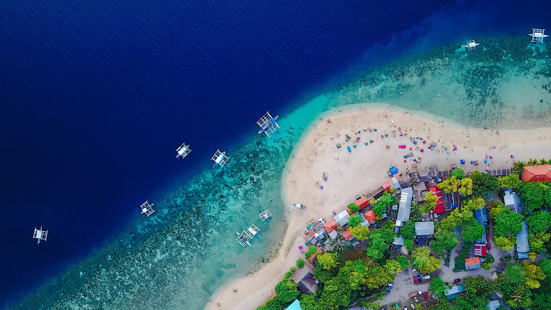 Aerial view of sandy beach on the Sumilon island near Oslob, Cebu ...