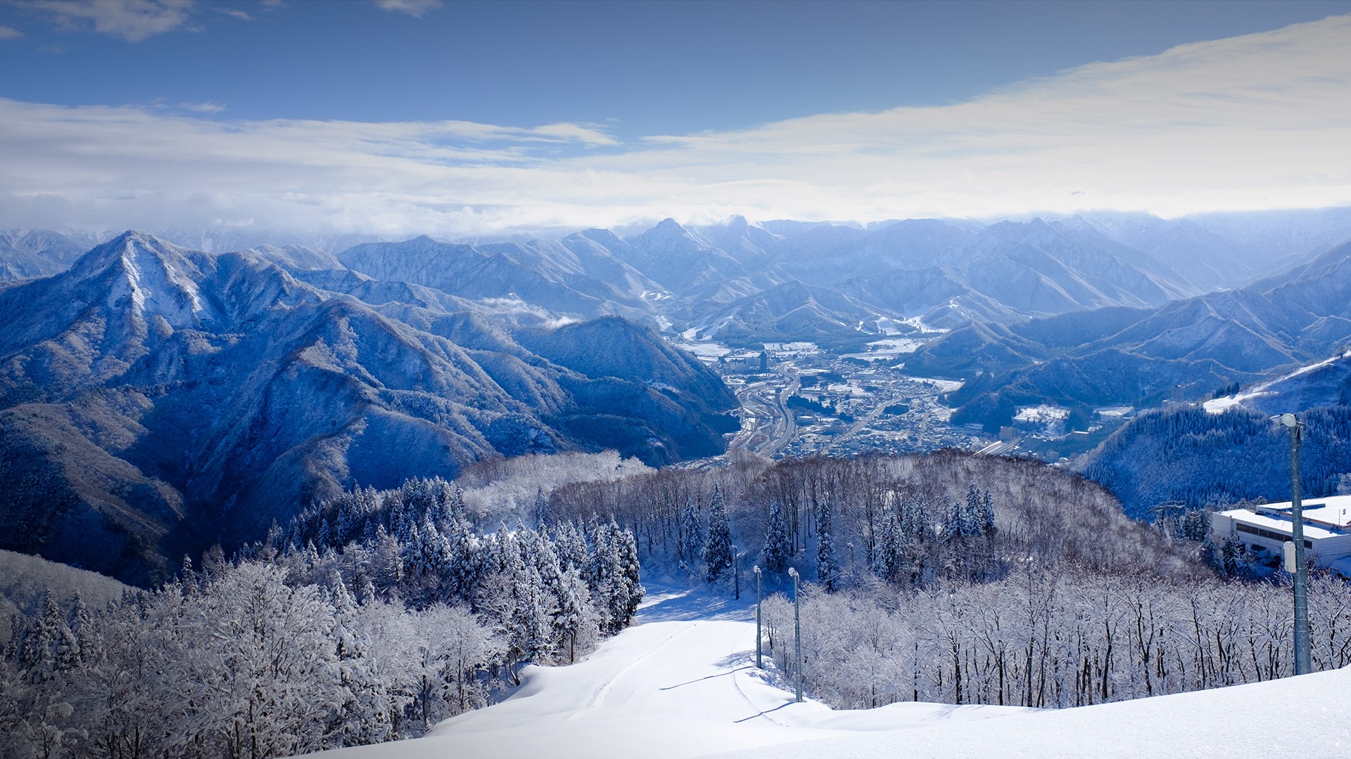 Ski slope and snowy mountains, Gala Yuzawa Ski resort, Niigata, Japan ...
