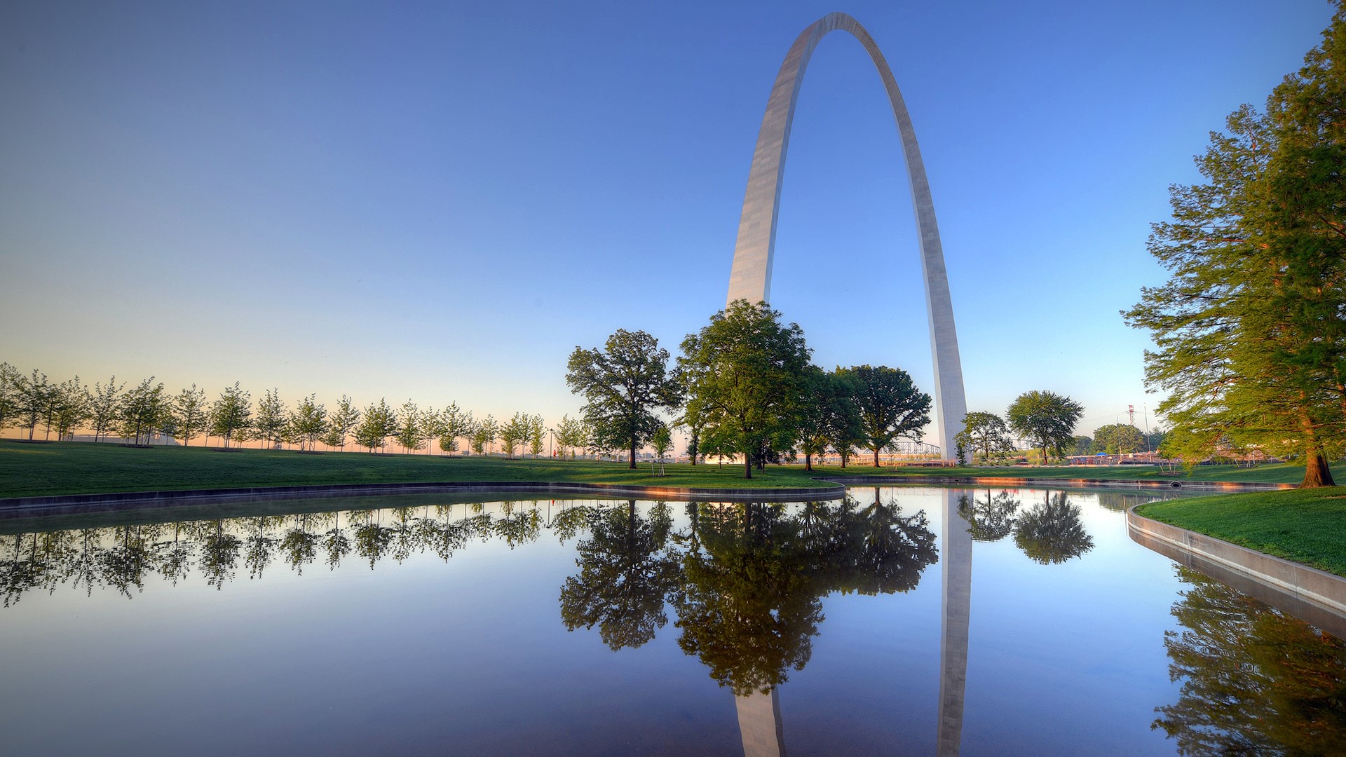 The Gateway Arch monument in St. Louis, Missouri, USA | Windows 10 Spotlight Images