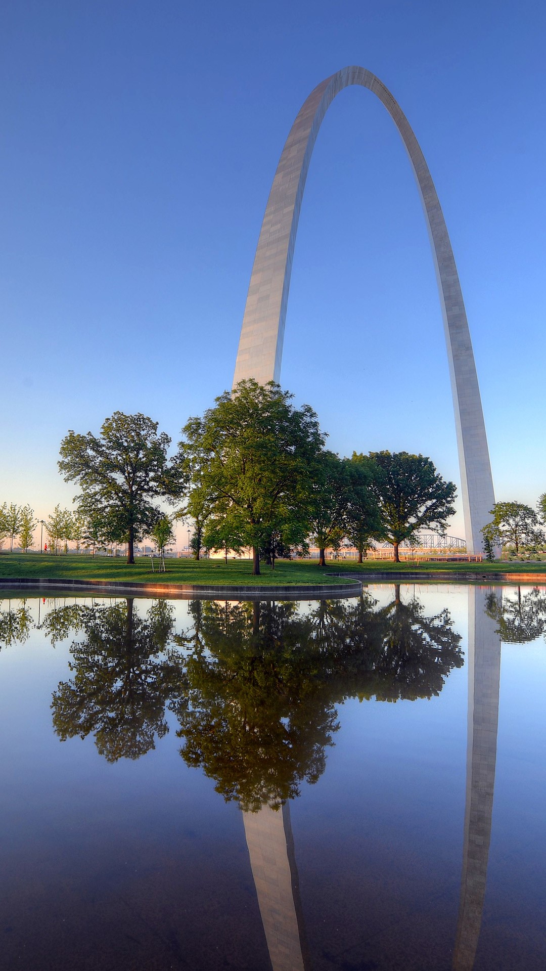 The Gateway Arch monument in St. Louis, Missouri, USA | Windows 10 Spotlight Images