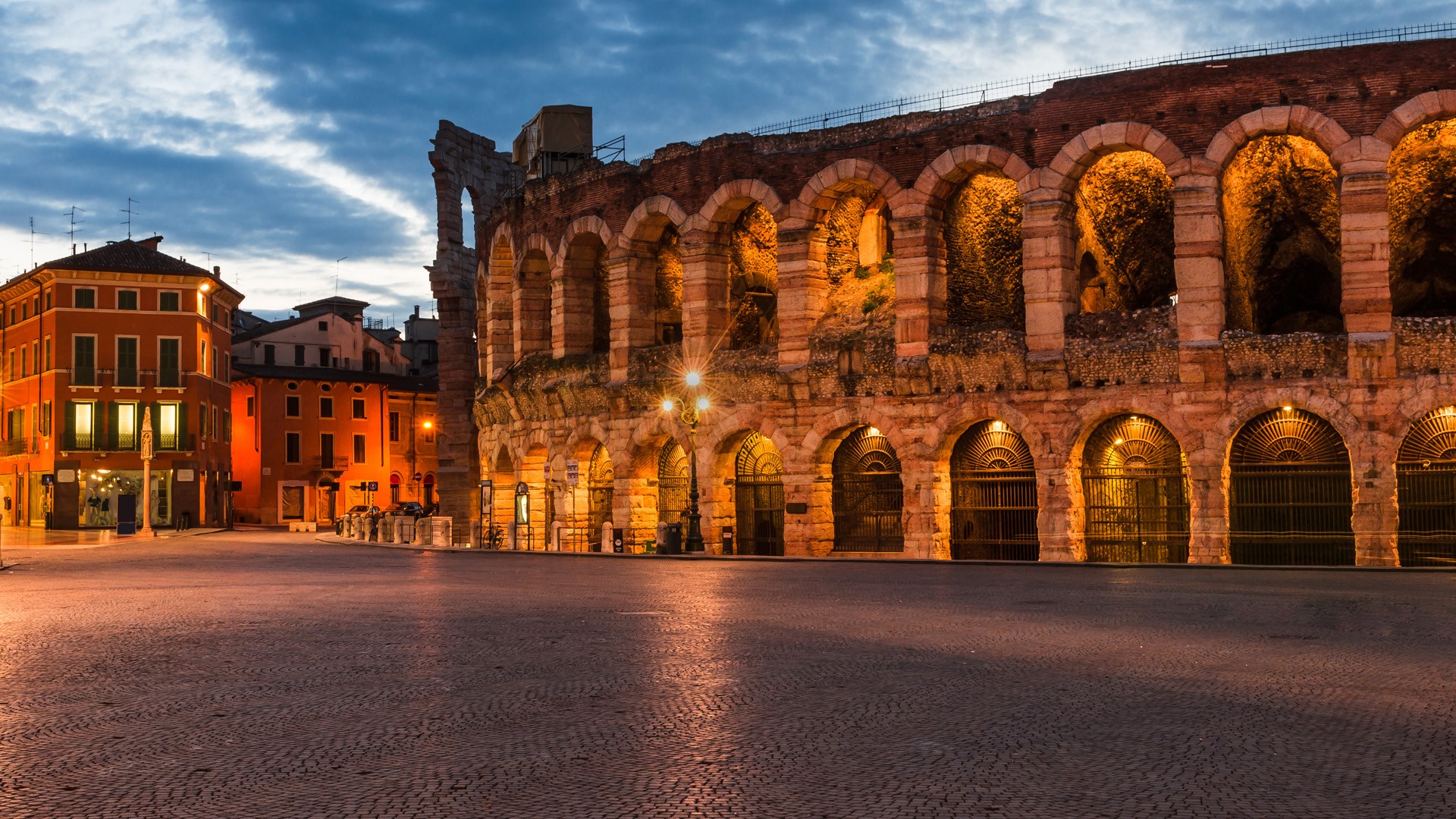 Lucht Kroniek Grote waanidee Verona Arena Roman amphitheatre at dusk time, Piazza Bra in Verona, Italy |  Windows 10 Spotlight Images