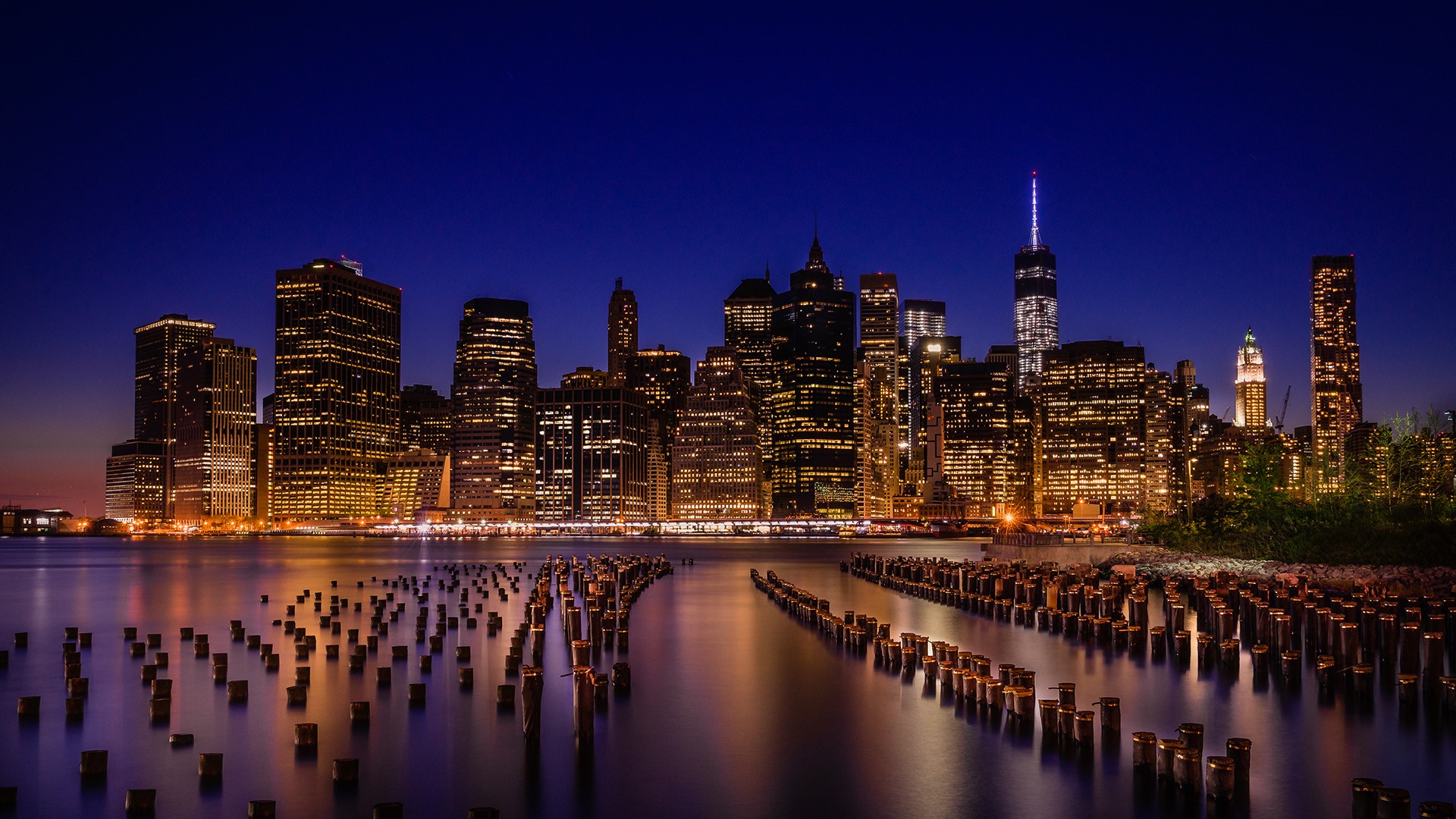 Brooklyn Bridge Park with Manhattan skyline during night, New York City ...