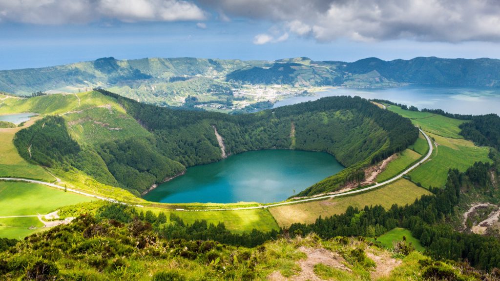 Boca do Inferno, Lagoa Azul and Lagoa Verde lakes, Sete Cidades, San Miguel, Azores, Portugal