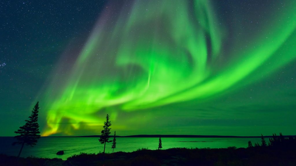 Aurora borealis (northern lights) over Ennadai Lake, Arctic Haven Lodge, Nunavut, Canada