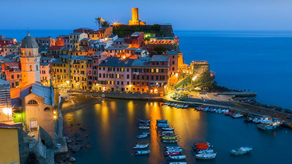 Vernazza illuminated at dusk, Riviera di Levante, Provinz La Spezia, Liguria, Italy