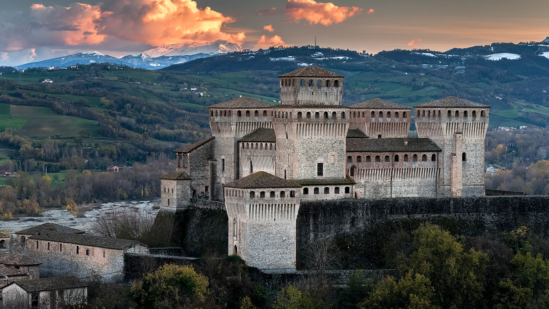 Galaxy Betaling Tarif Torrechiara castle at twilight and the Cusna mount, Langhirano, Emilia  Romagna, Italy | Windows 10 Spotlight Images