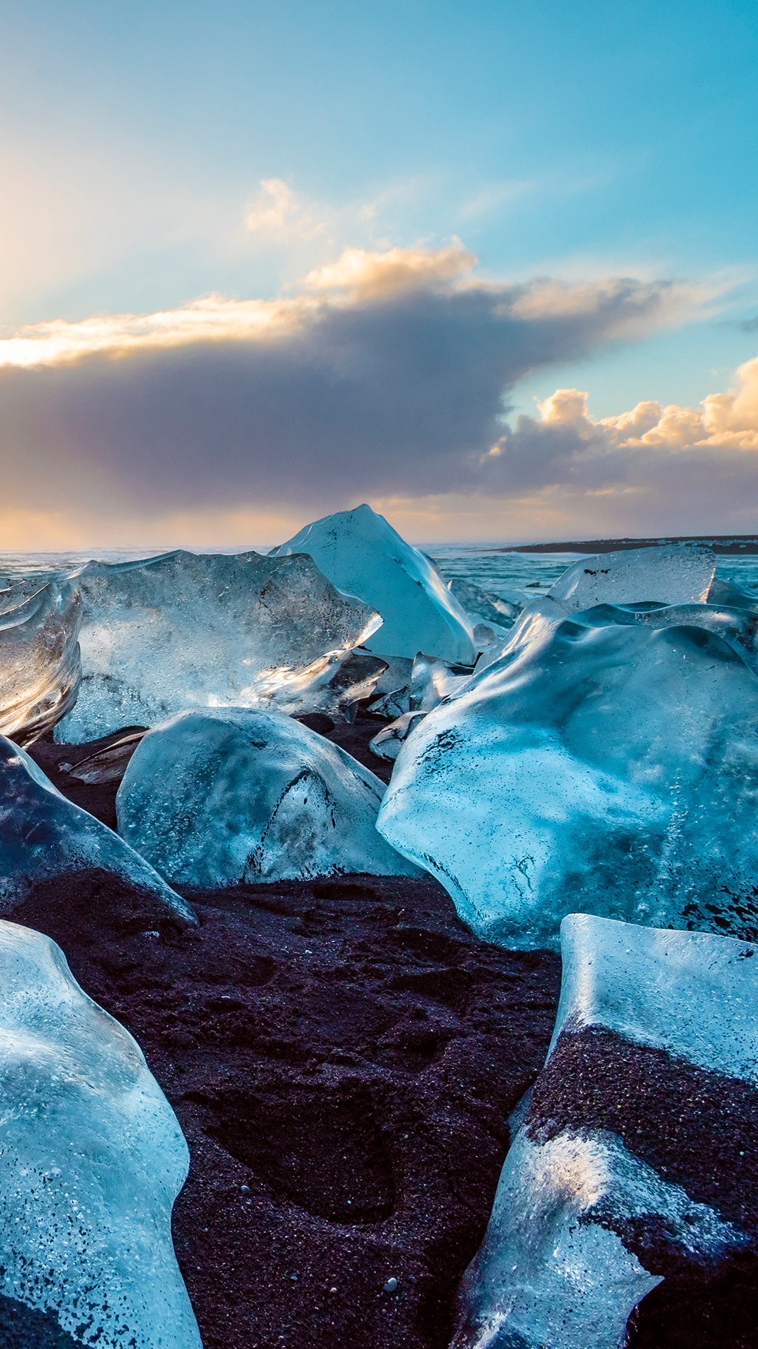 Ice chunks on Jökulsárlón beach by the glacier lagoon, Iceland ...