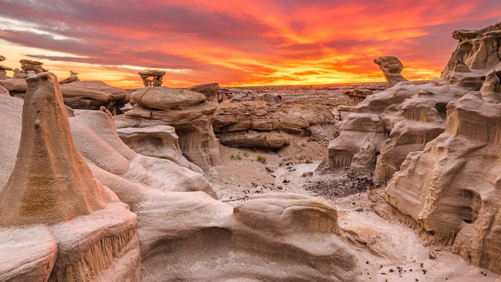 Alien Throne rock formation just after sunset, Bisti/De-Na-Zin Wilderness, New Mexico, USA