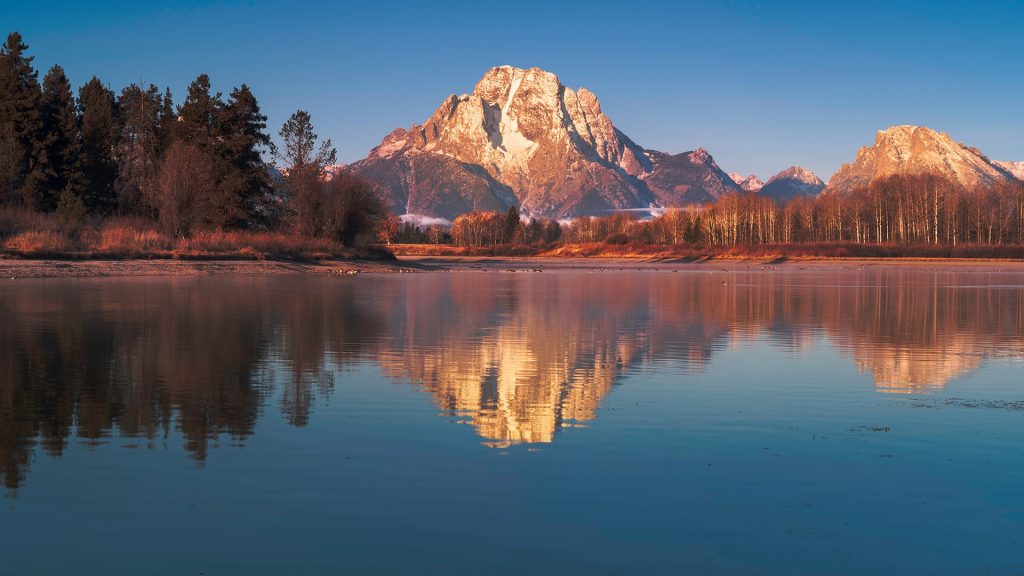 View of lake and mountains, Oxbow Bend, Yellowstone National Park, Wyoming, USA