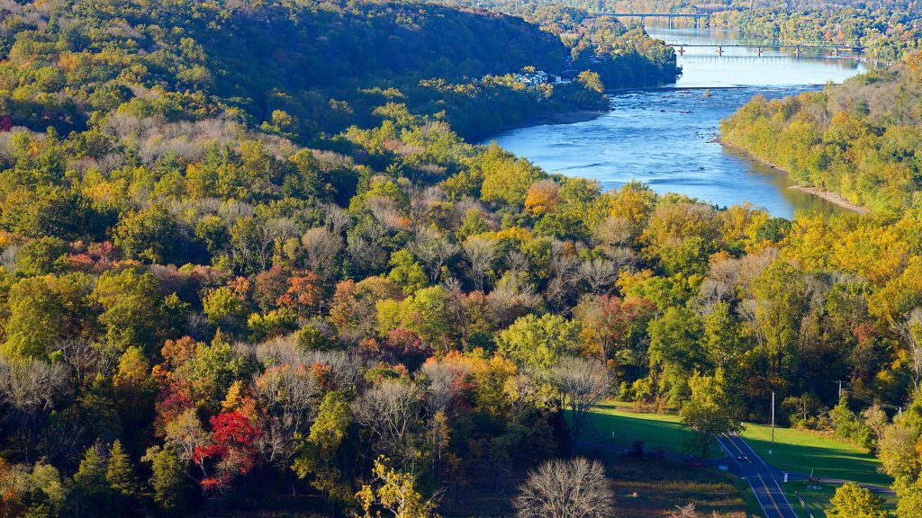 View of the Delaware River between Pennsylvania and New Jersey during foliage season, USA