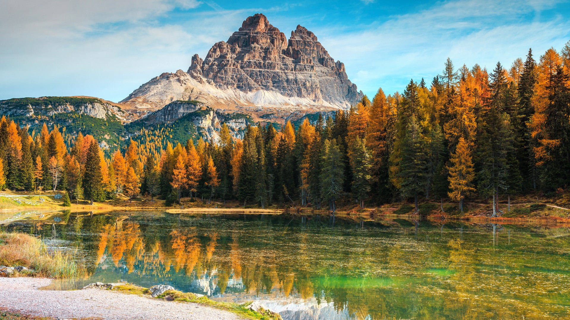Antorno lake with famous Tre Cime di Lavaredo peaks in autumn, Dolomites, Italy | Windows 10 Spotlight Images