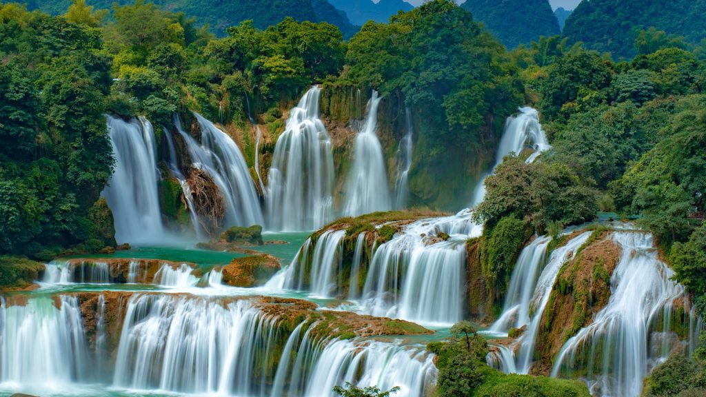 Ban Gioc - Detian Falls waterfall on Quây Sơn River between China and Vietnam