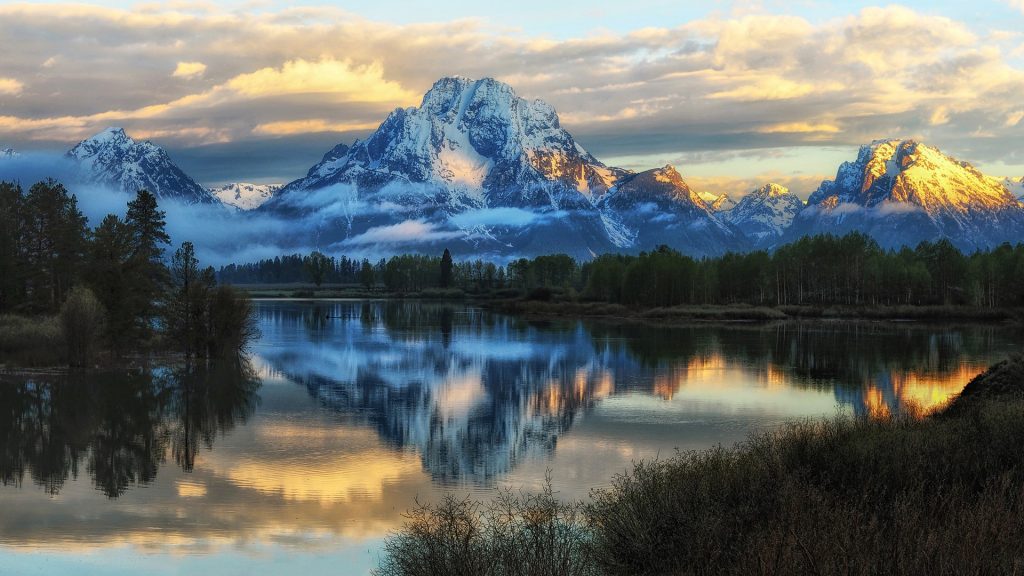 First light at Oxbow Bend in springtime, Grand Teton National Park, Wyoming, USA