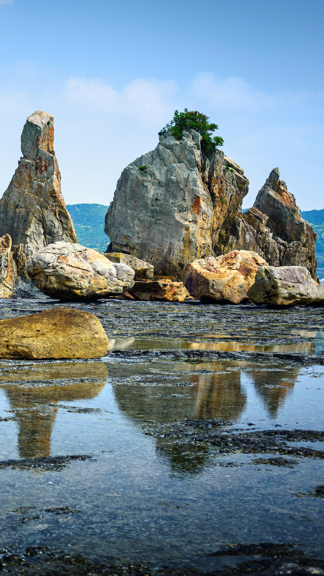 Coastline at Hashi-gui-iwa rocks, Yoshino-Kumano National Park ...