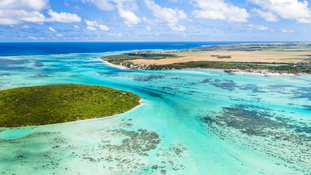Ile aux Aigrettes tropical atoll in turquoise lagoon, Pointe d'Esny, Mahebourg, Mauritius