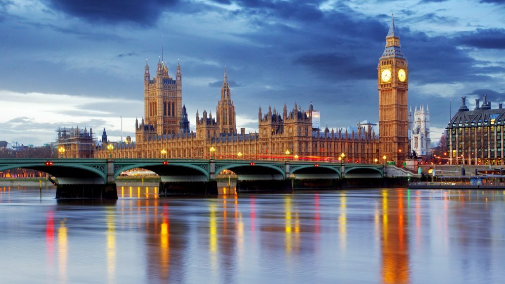 Bridge over the River Thames, Big Ben and houses of parliament, London, England, UK