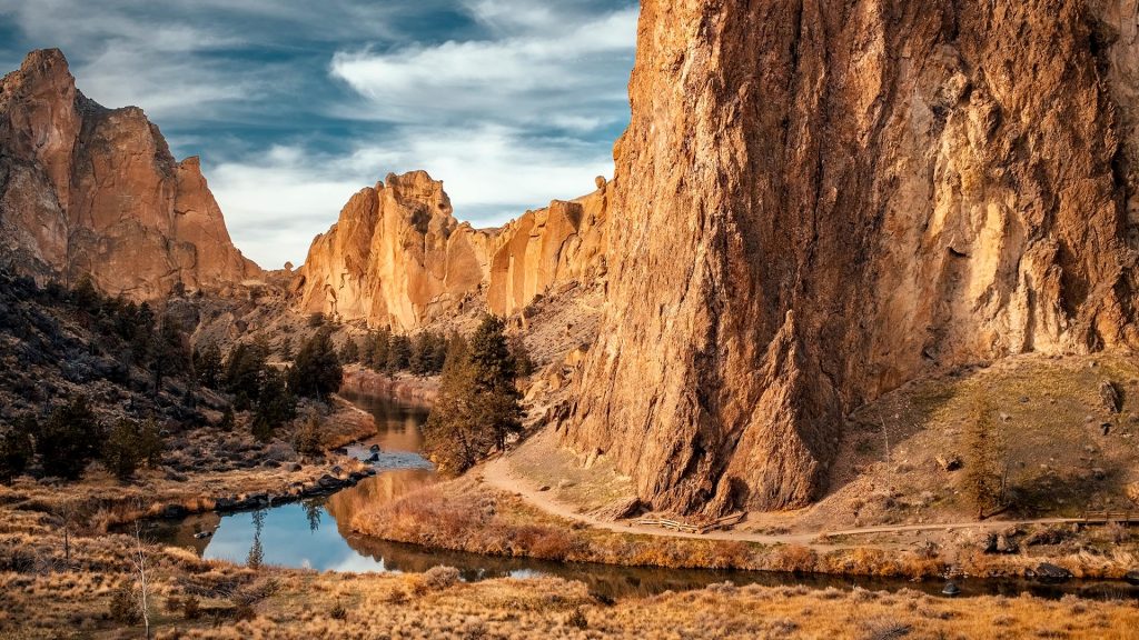 View of jagged rocks of Smith Rock State Park which tower over the Crooked River, Oregon, USA