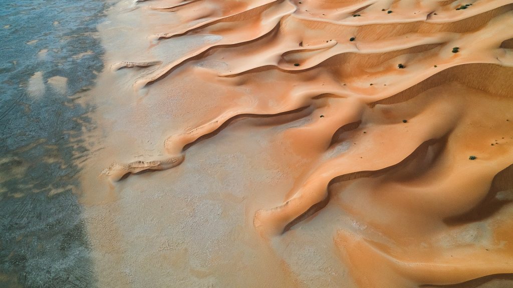 Winding sand dunes on edge of the desert, Rub' al Khali, UAE