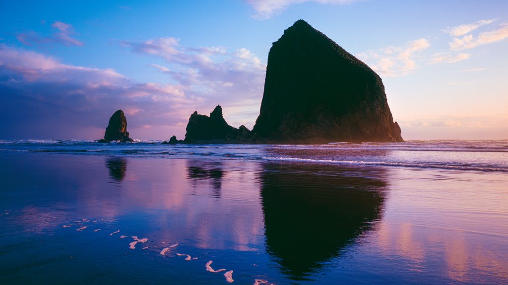 Haystack Rock at Cannon Beach, Oregon, USA
