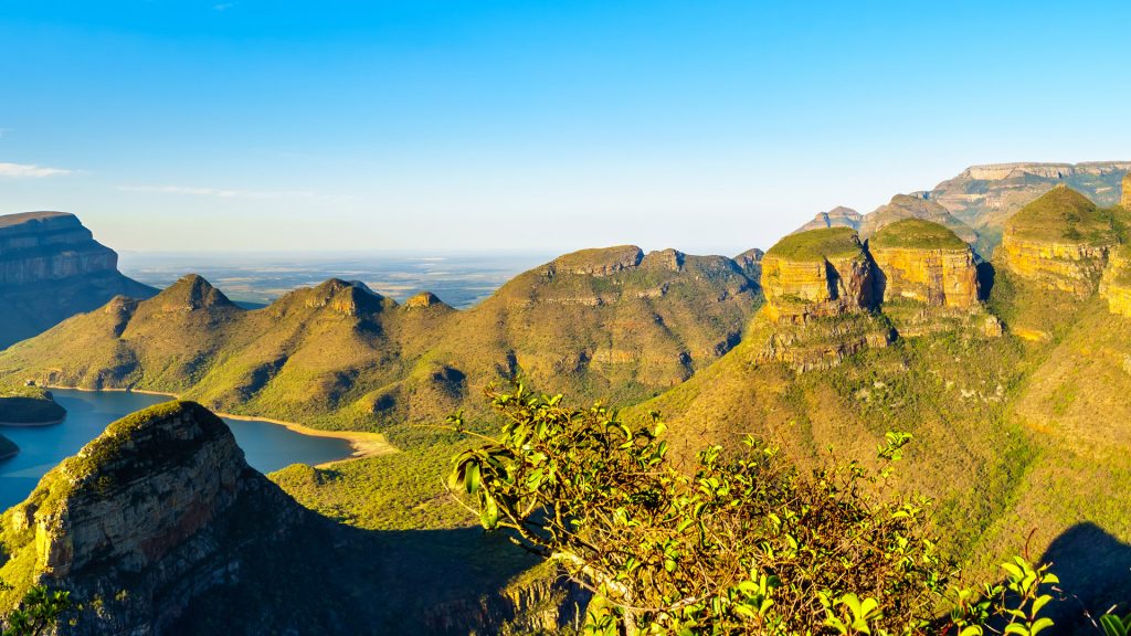Panorama view of Three Rondavels, Blyde River Canyon Nature Reserve ...