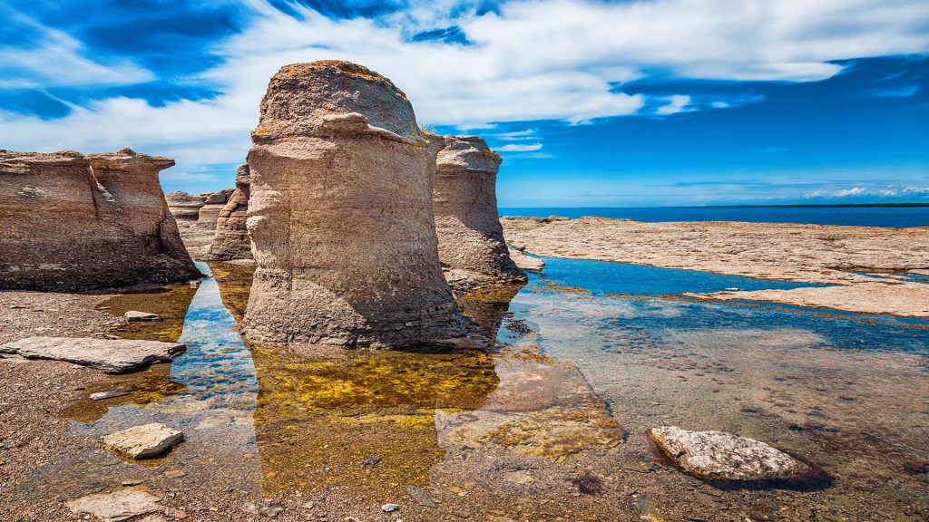 Limestone rock formations on the coast of Île Nue de Mingan Island, Québec, Canada