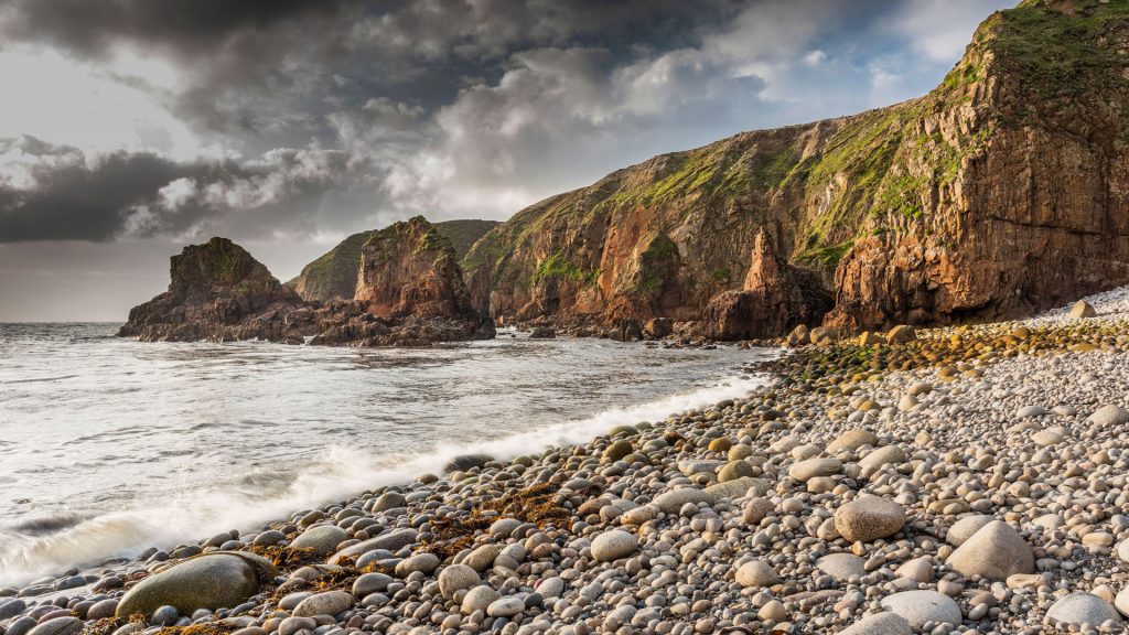 Shingle beach with rocky cliffs and sea stacks near Bloody Foreland, Donegal, Ulster, Ireland