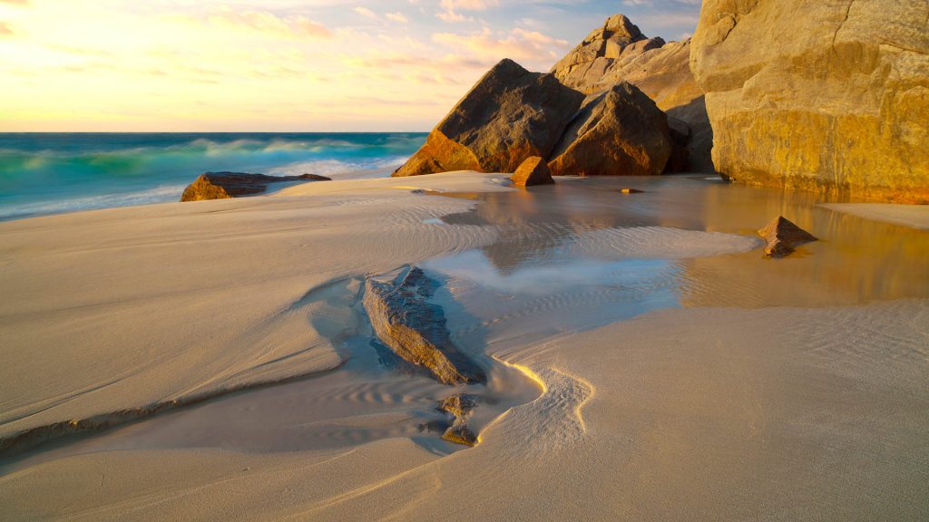 Stunning sunset light on an idyllic Indian Ocean beach, Cape ...