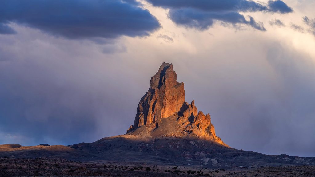 Agathla Peak near Kayenta in a sandstorm, Navajo County, Arizona, USA