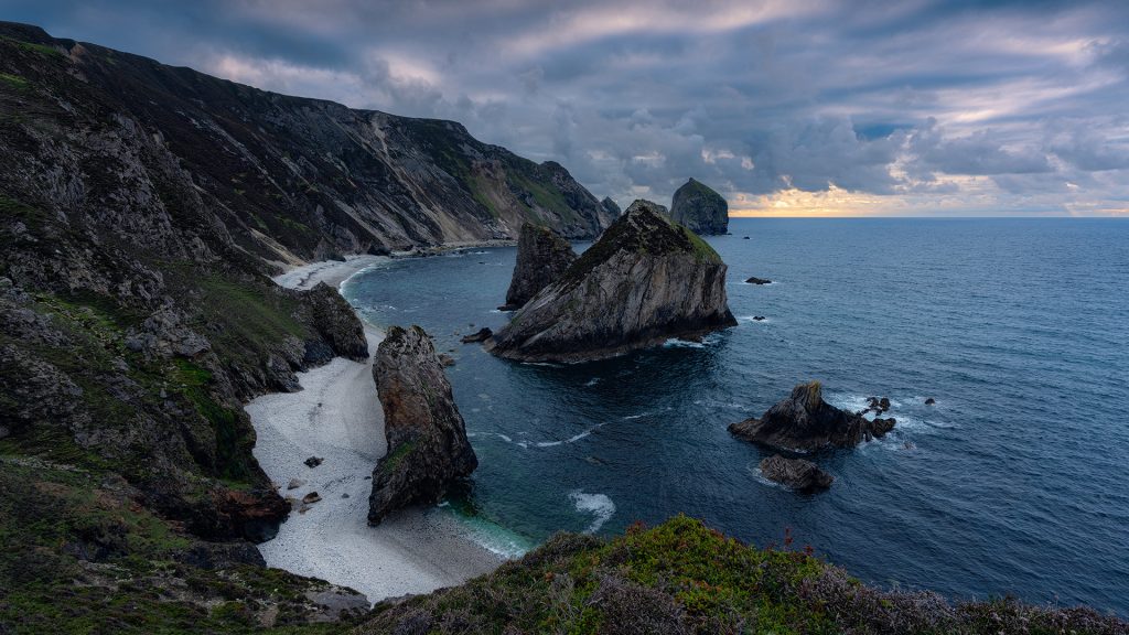 Glenlough Bay beach on the Atlantic coast with sea stacks, Glencolumbcille, Donegal, Ireland